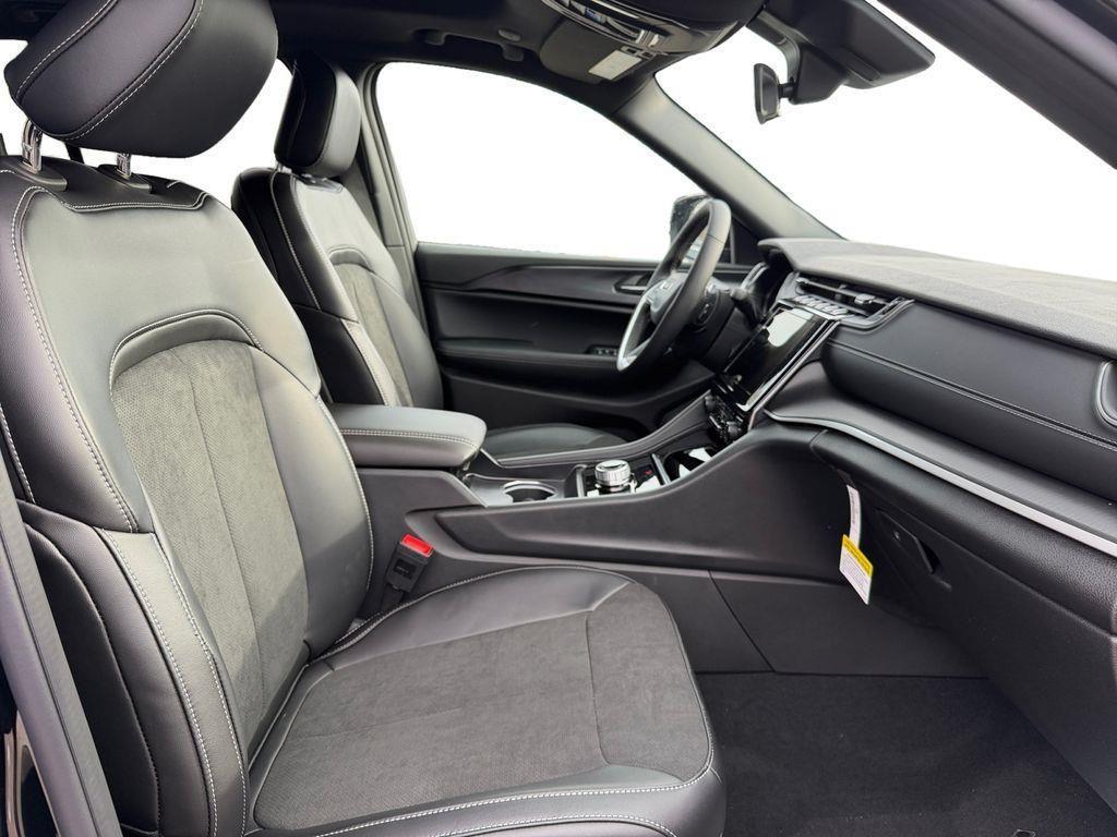 new 2025 Jeep Grand Cherokee car, priced at $37,009