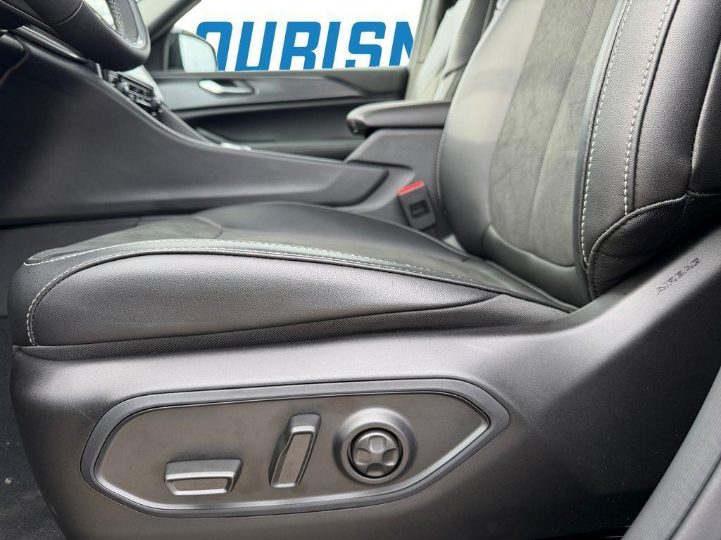 new 2025 Jeep Grand Cherokee car, priced at $37,009