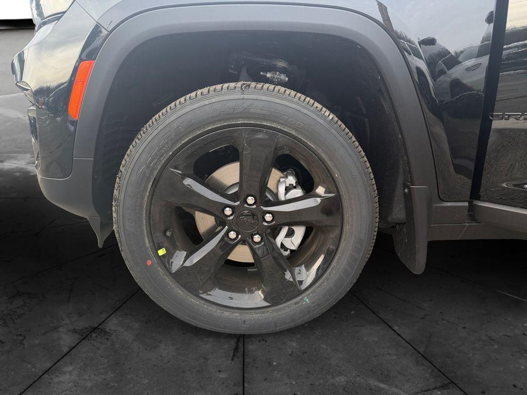 new 2025 Jeep Grand Cherokee car, priced at $40,409