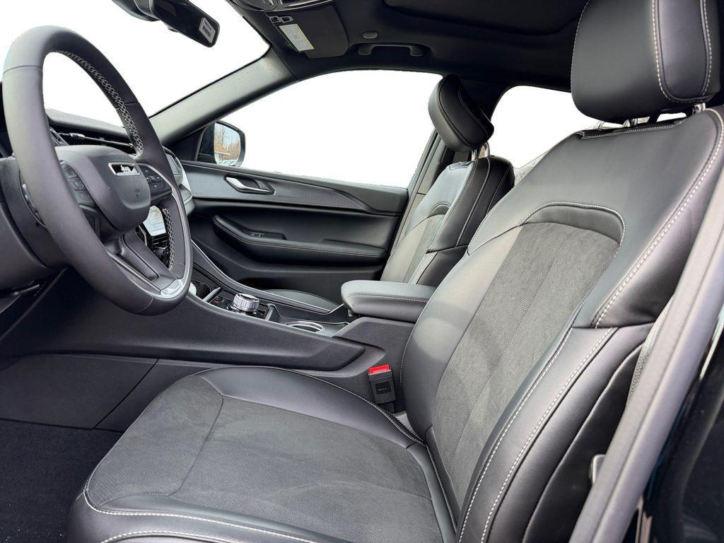 new 2025 Jeep Grand Cherokee car, priced at $40,409