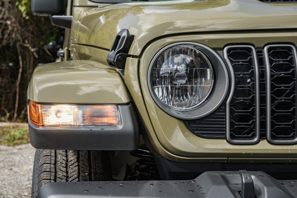 new 2025 Jeep Gladiator car, priced at $40,986