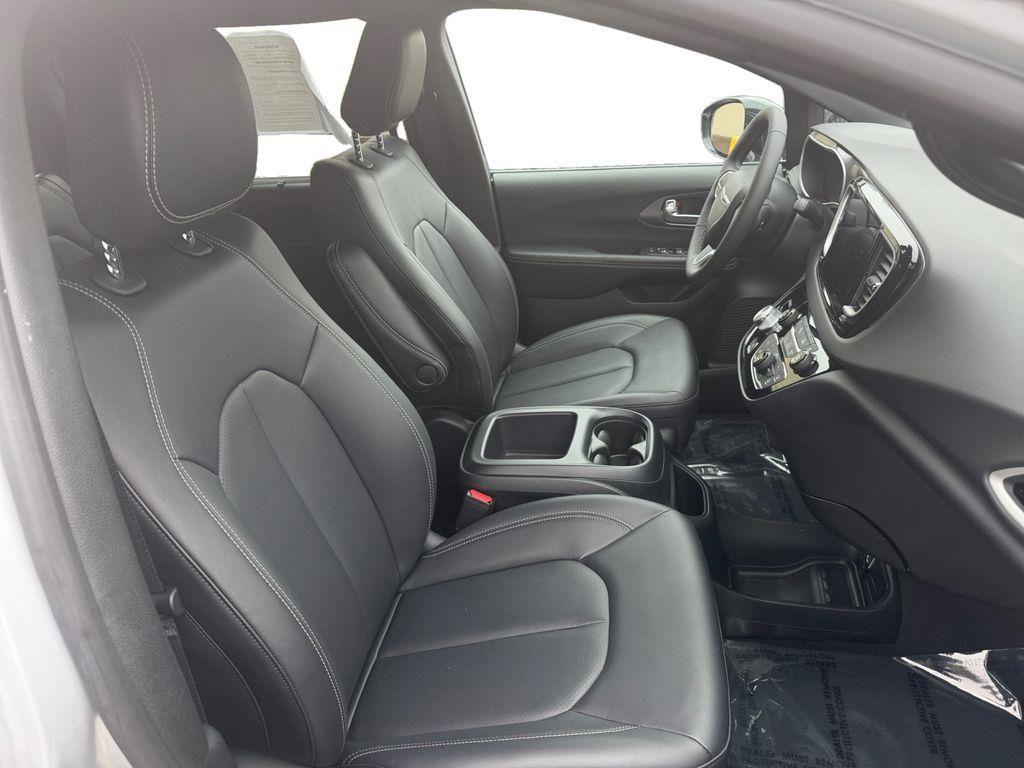 used 2026 Chrysler Pacifica car, priced at $34,000