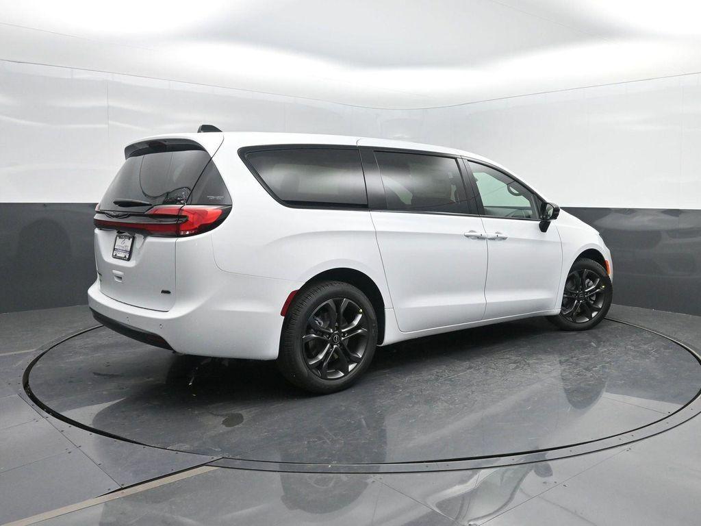 new 2026 Chrysler Pacifica car, priced at $51,712