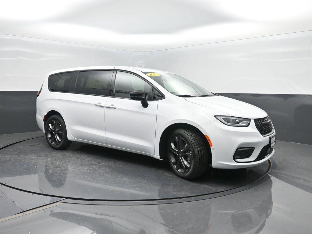 new 2026 Chrysler Pacifica car, priced at $51,712