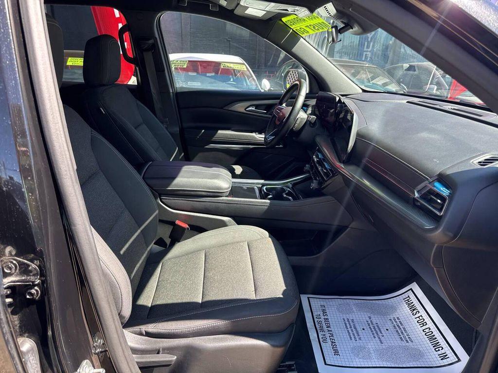 used 2024 Chevrolet Traverse car, priced at $33,495