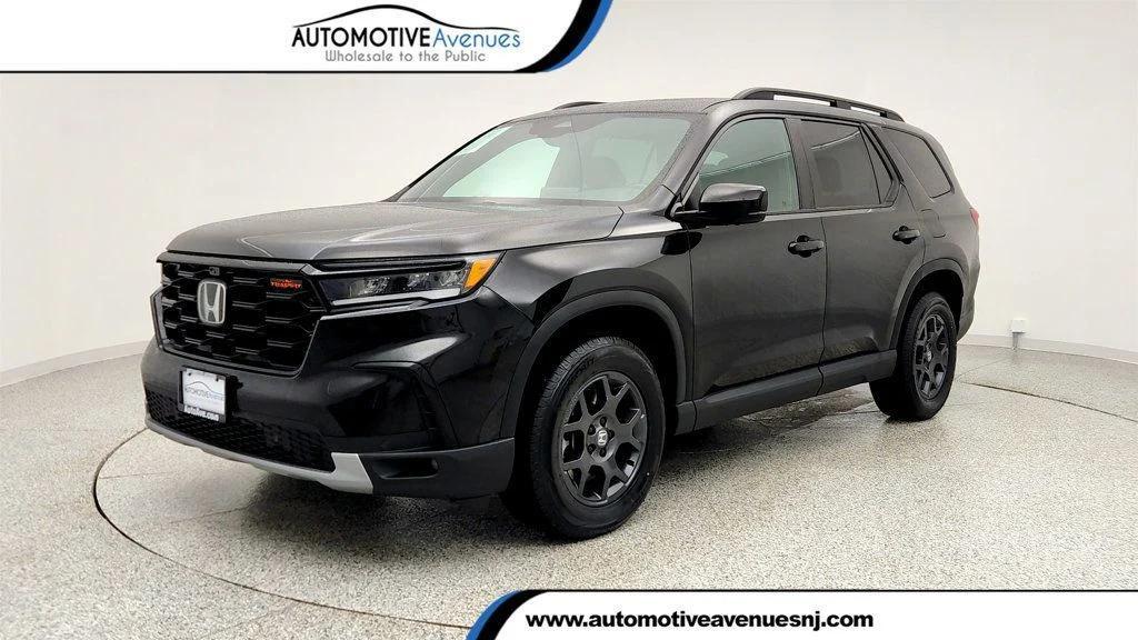 used 2025 Honda Pilot car, priced at $38,795