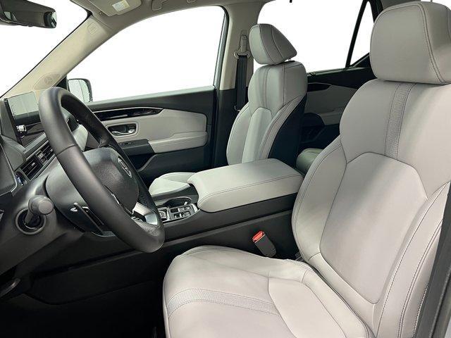 new 2025 Honda Pilot car, priced at $47,550