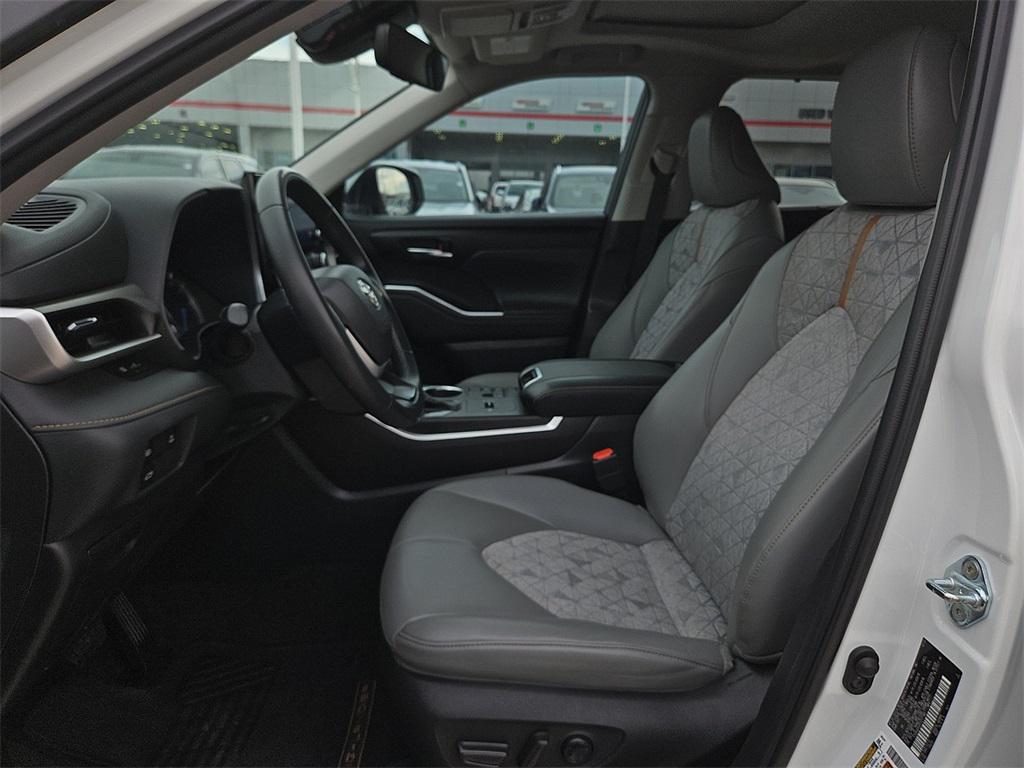 used 2023 Toyota Highlander Hybrid car, priced at $38,493