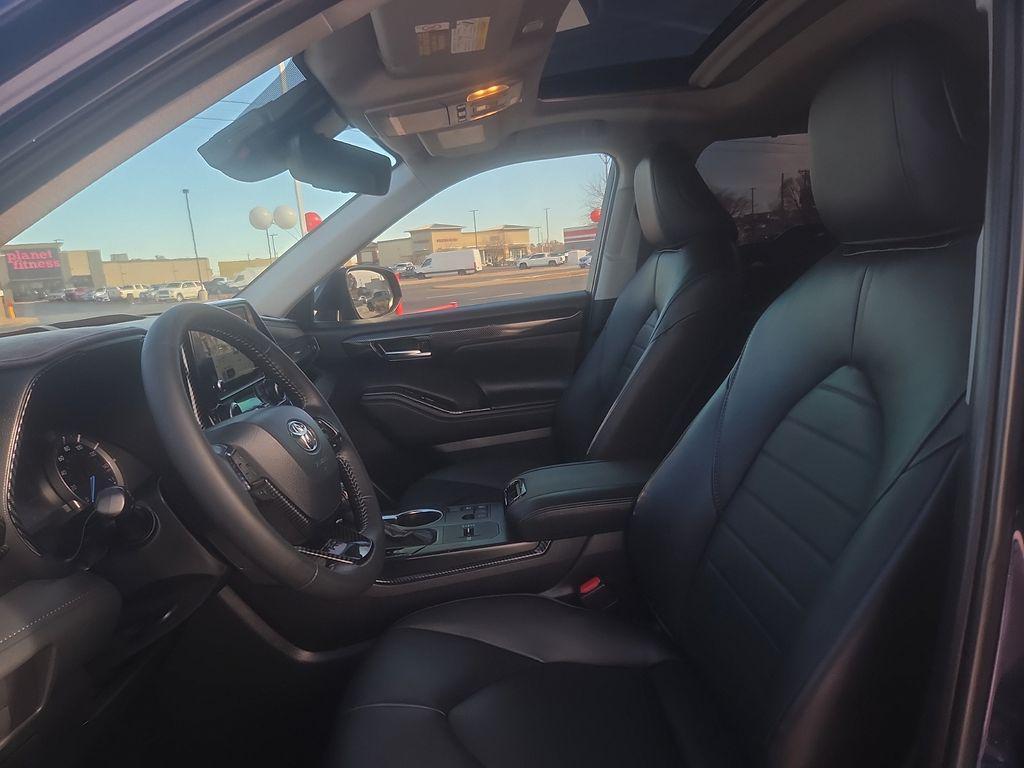 used 2023 Toyota Highlander Hybrid car, priced at $31,577