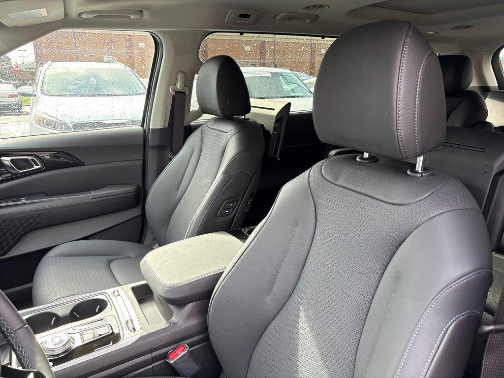 new 2026 Kia Carnival Hybrid car, priced at $58,625