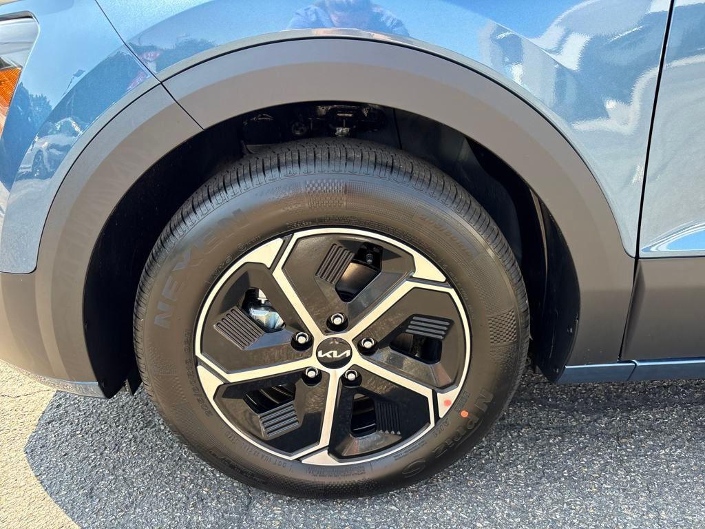 new 2025 Kia Niro car, priced at $30,620