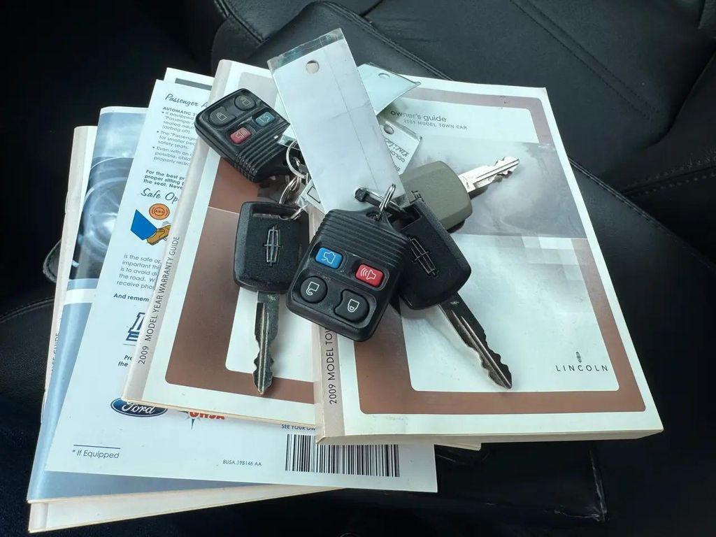 used 2009 Lincoln Town Car car, priced at $7,980