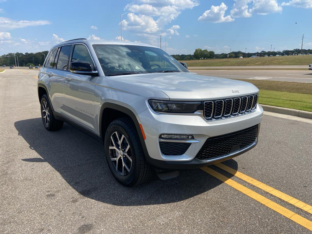 new 2025 Jeep Grand Cherokee car, priced at $40,381