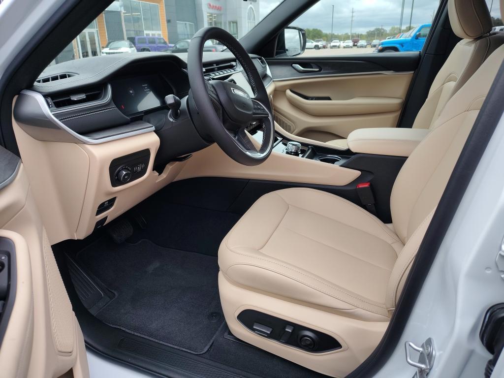 new 2025 Jeep Grand Cherokee car, priced at $39,856