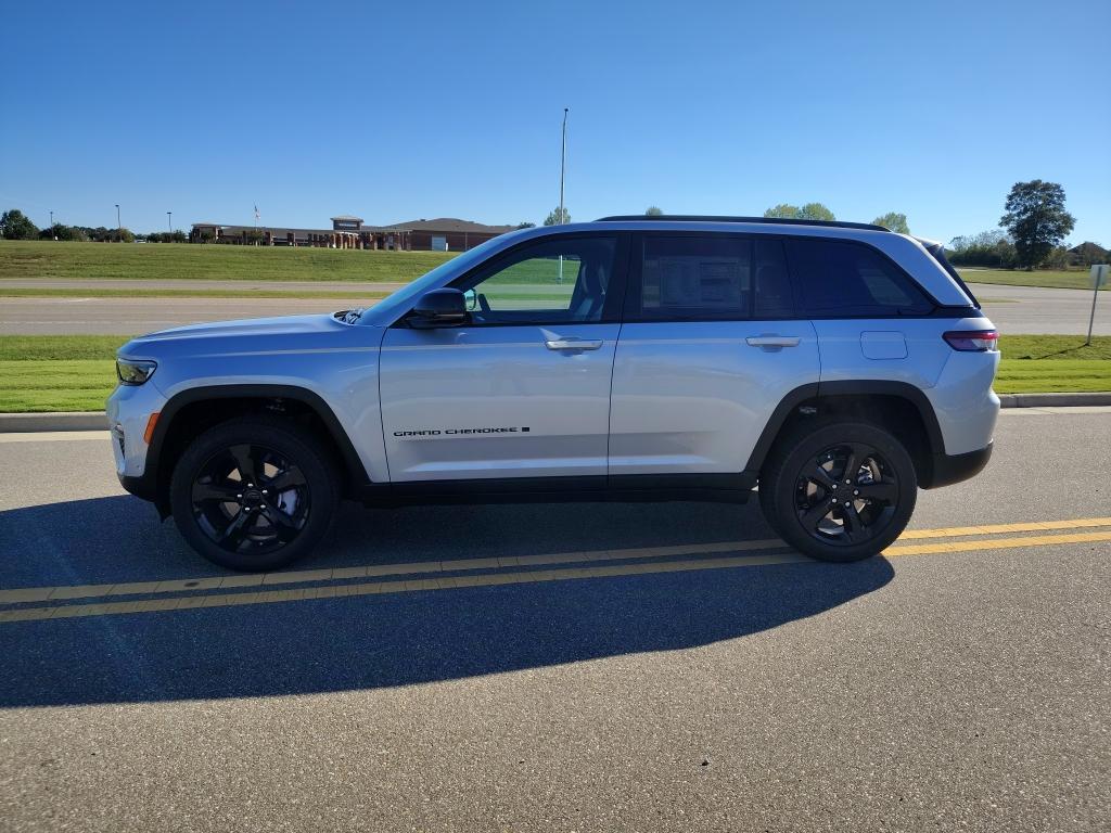 new 2025 Jeep Grand Cherokee car, priced at $47,583