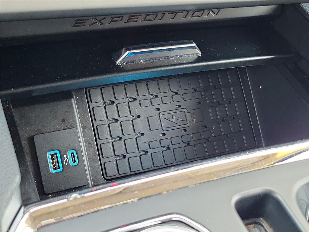 used 2024 Ford Expedition car, priced at $45,595