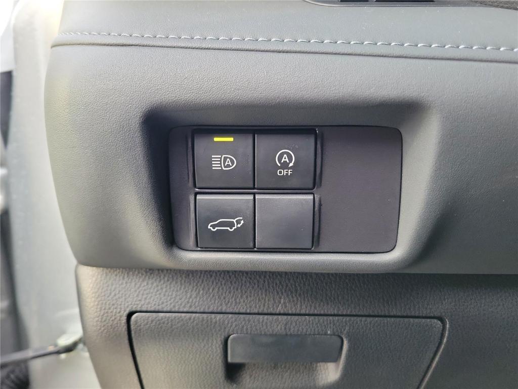 used 2023 Toyota Highlander car, priced at $29,500