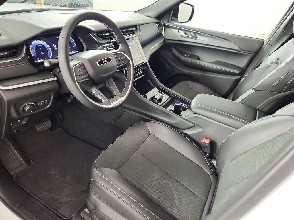 new 2025 Jeep Grand Cherokee car, priced at $40,422