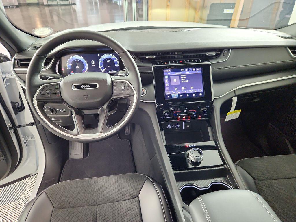 new 2025 Jeep Grand Cherokee car, priced at $40,422