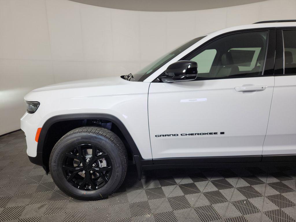 new 2025 Jeep Grand Cherokee car, priced at $40,422