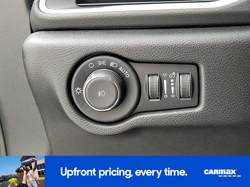 used 2025 Chrysler Pacifica car, priced at $28,998