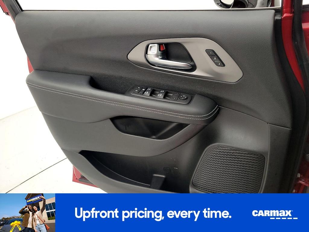 used 2025 Chrysler Pacifica car, priced at $29,998