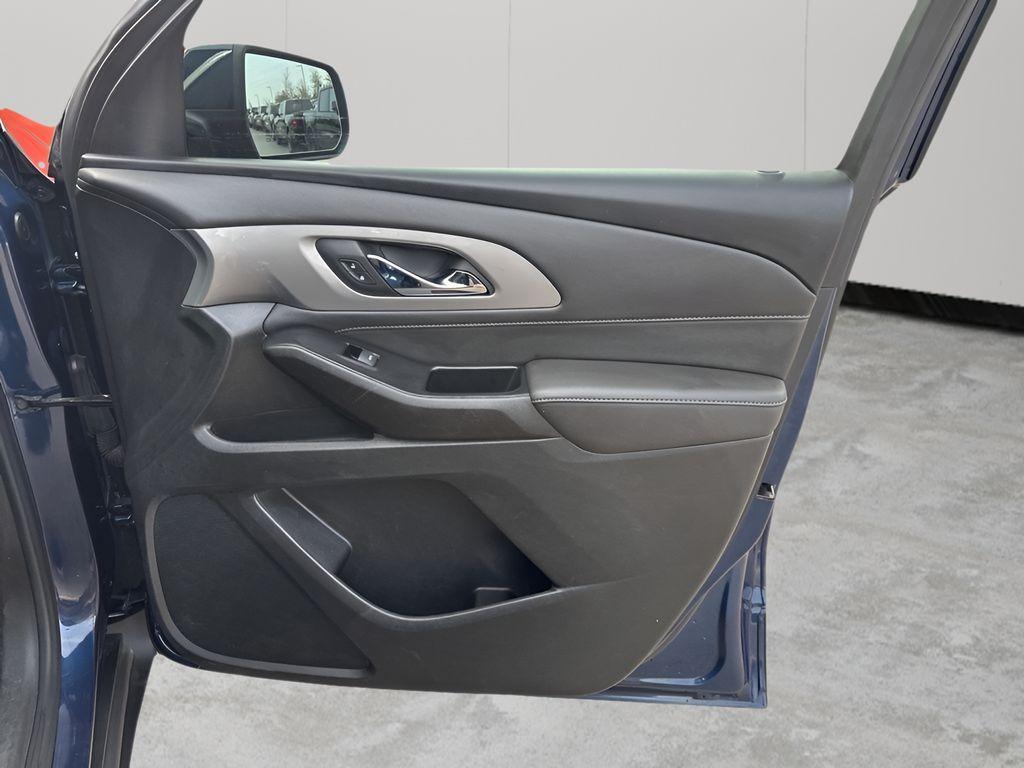 used 2023 Chevrolet Traverse car, priced at $23,395