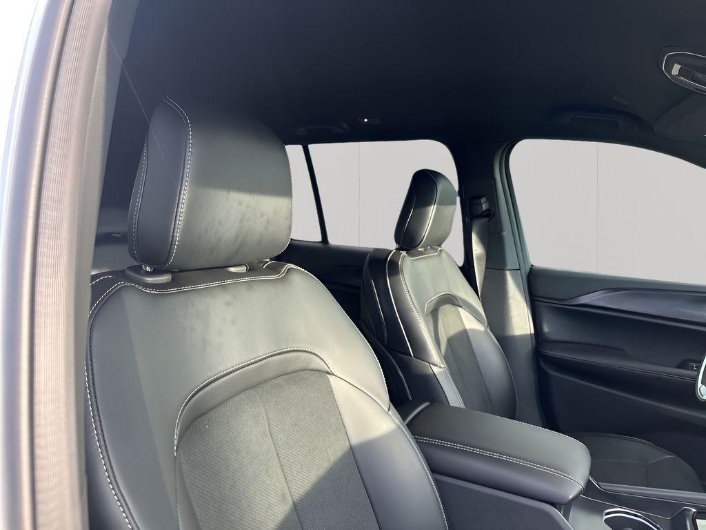 new 2025 Jeep Grand Cherokee car, priced at $37,657