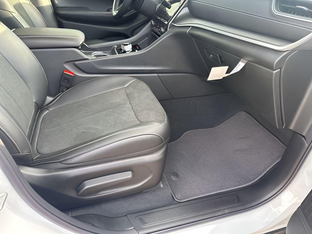 new 2025 Jeep Grand Cherokee car, priced at $37,657