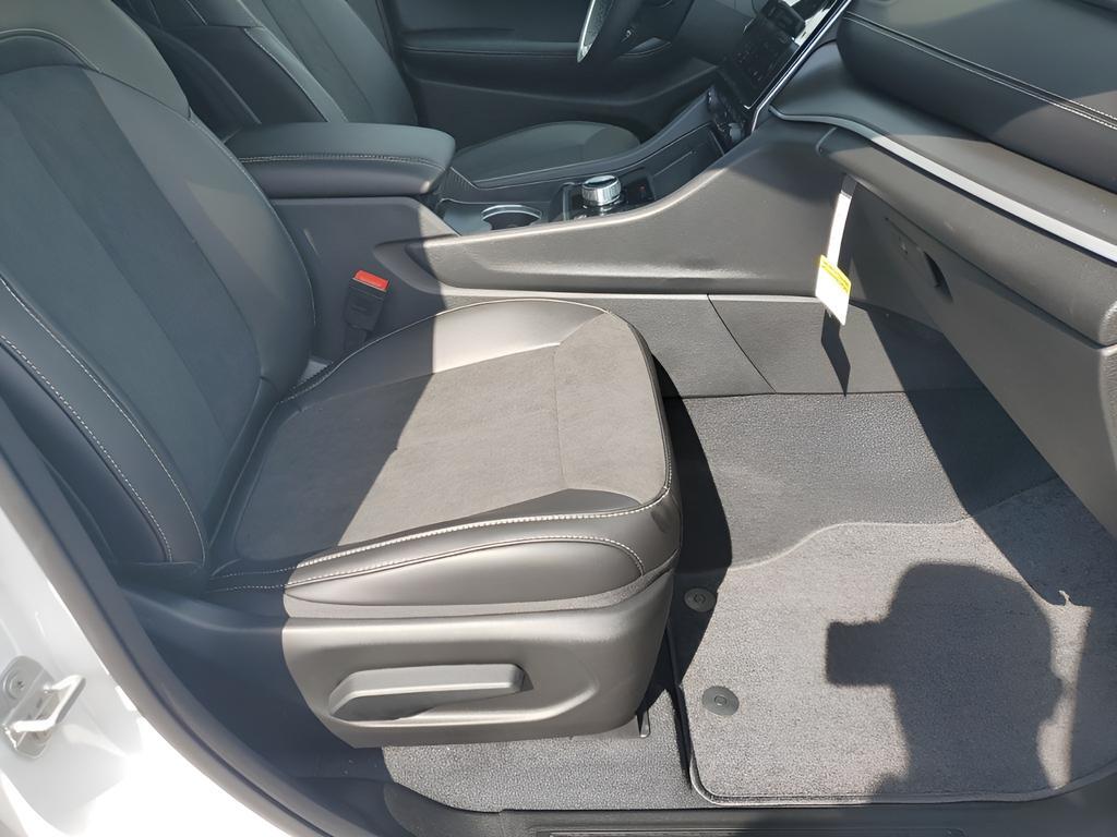 new 2025 Jeep Grand Cherokee car, priced at $46,882