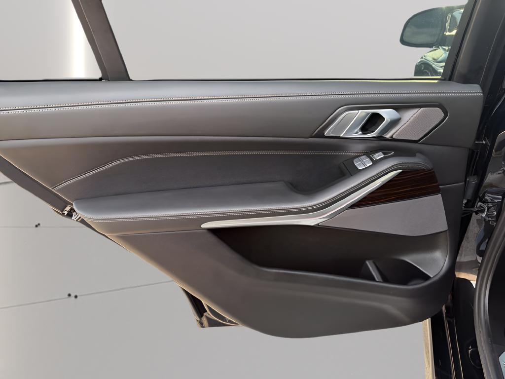 BMW X7 view 32
