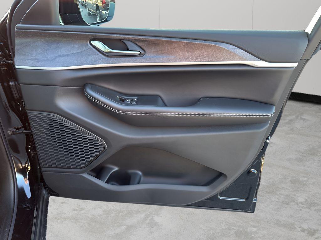 new 2025 Jeep Grand Cherokee car, priced at $37,823