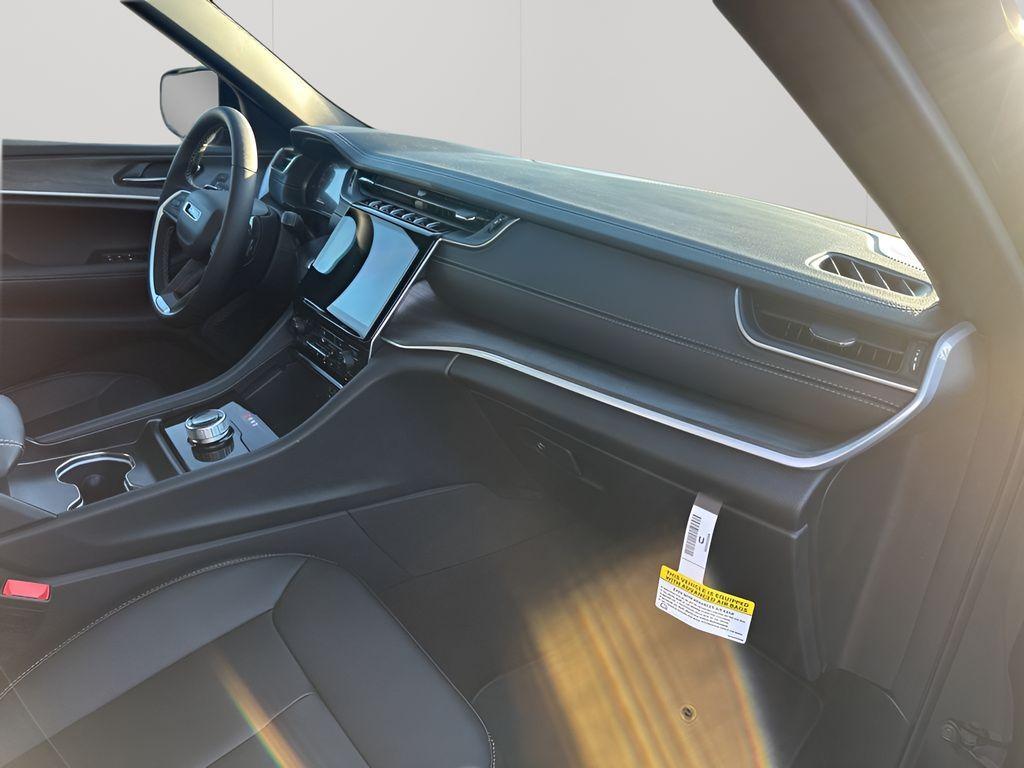 new 2025 Jeep Grand Cherokee car, priced at $37,823