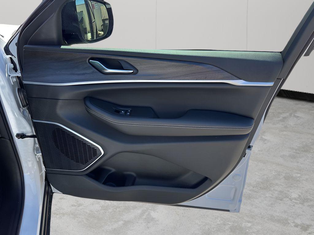 new 2026 Jeep Grand Cherokee car, priced at $47,035