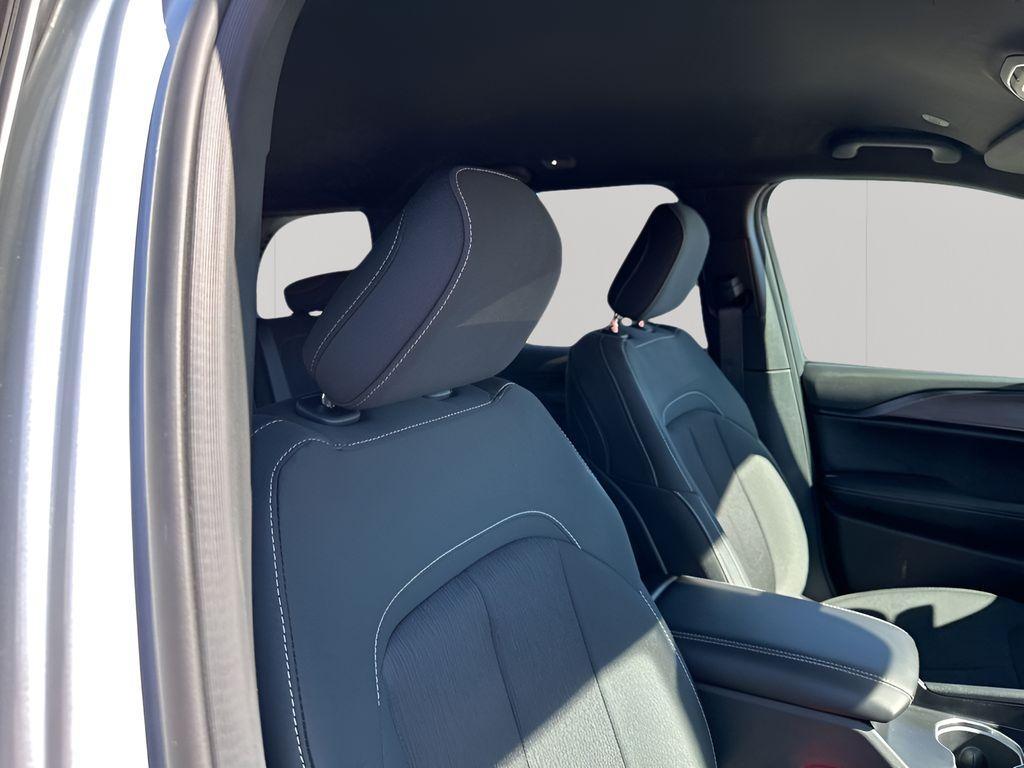 new 2026 Jeep Grand Cherokee car, priced at $41,603