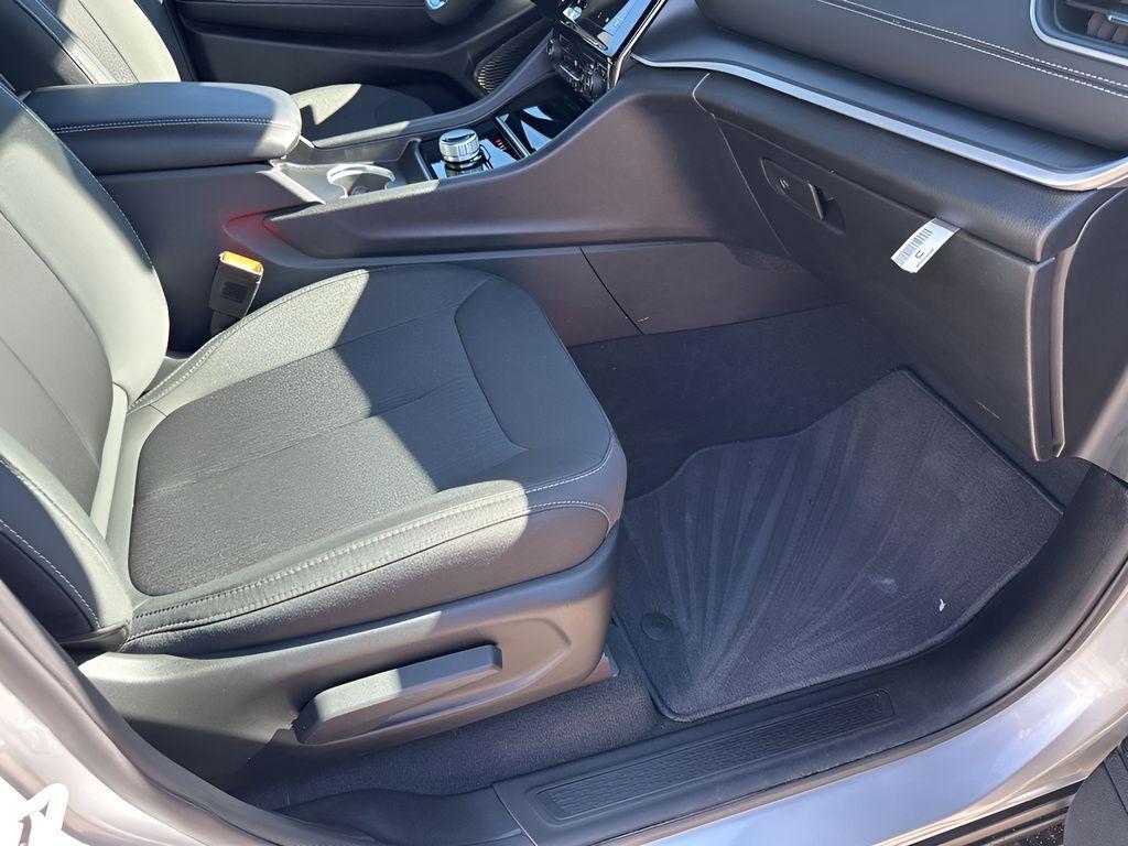 new 2026 Jeep Grand Cherokee car, priced at $41,603