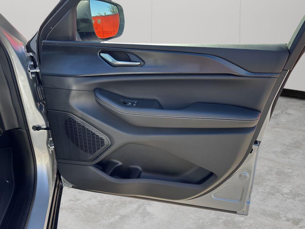 new 2026 Jeep Grand Cherokee car, priced at $41,603