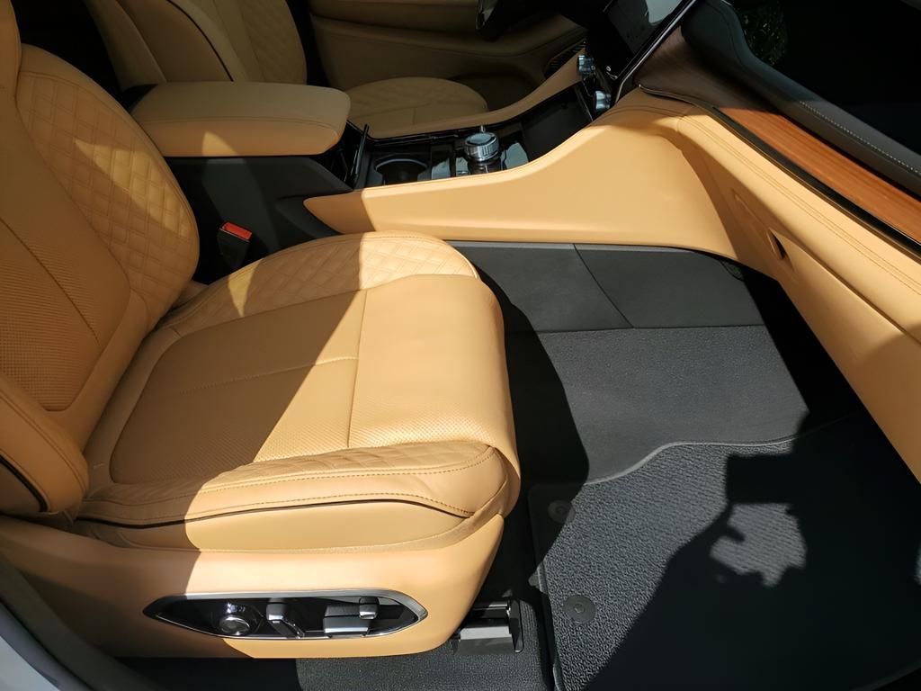 new 2025 Jeep Grand Cherokee car, priced at $57,690