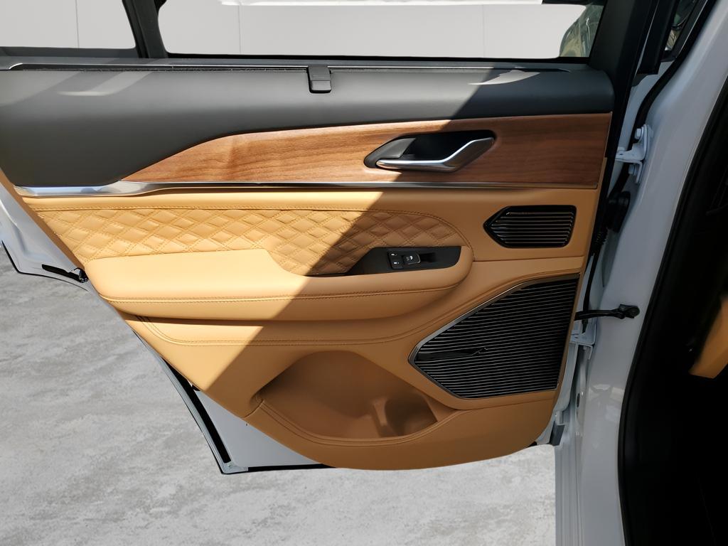 new 2025 Jeep Grand Cherokee car, priced at $57,690