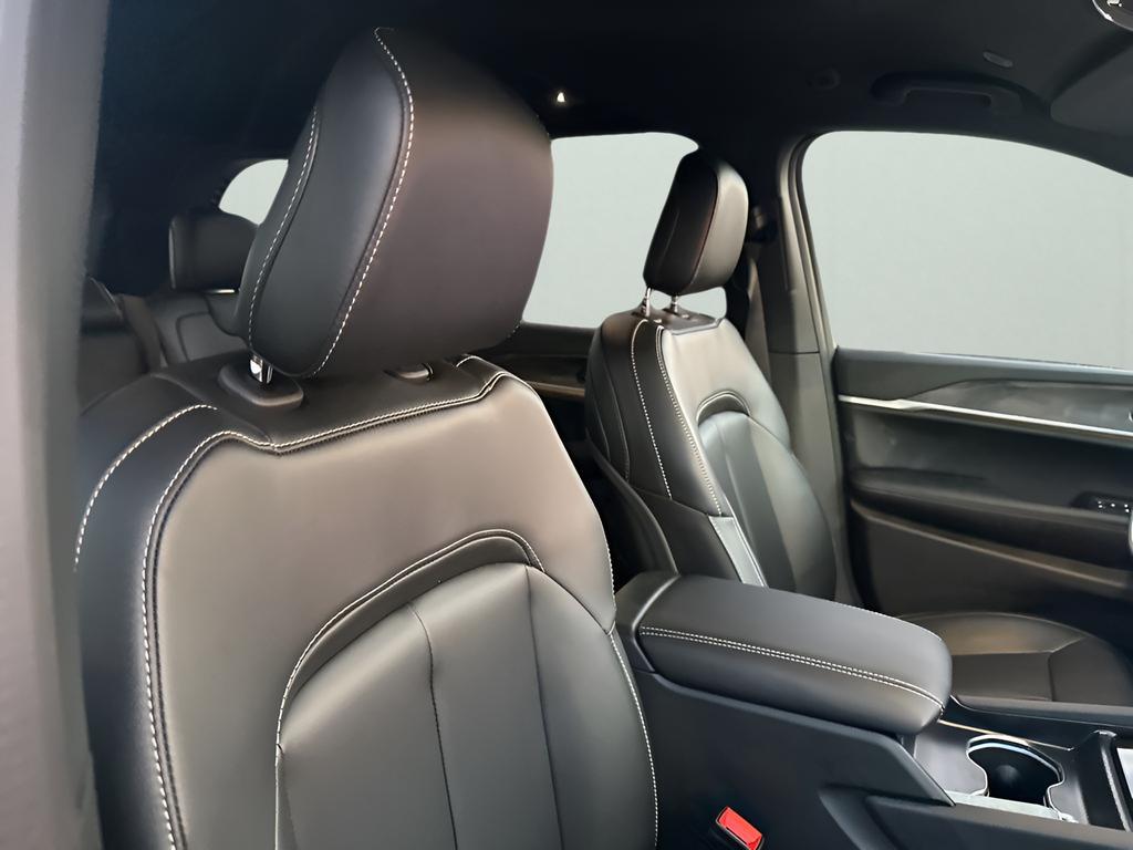 new 2025 Jeep Grand Cherokee car, priced at $38,970