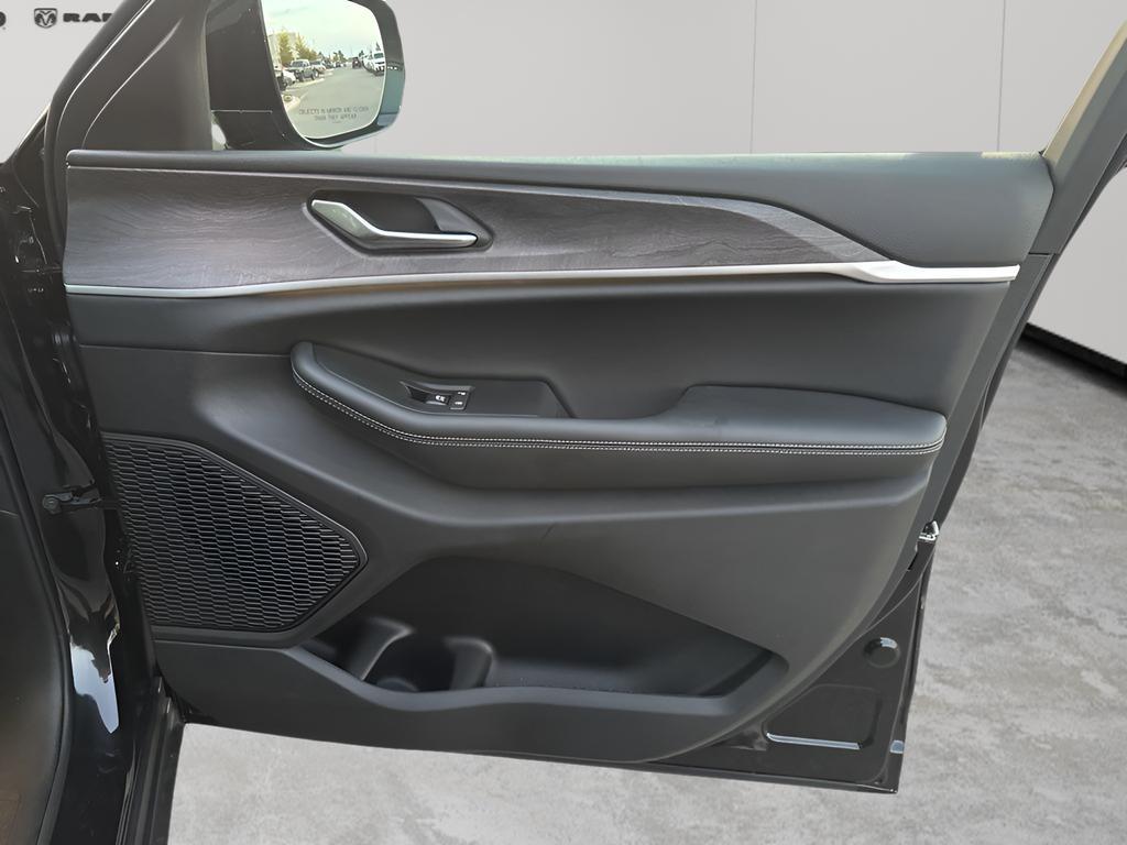 new 2025 Jeep Grand Cherokee car, priced at $38,970