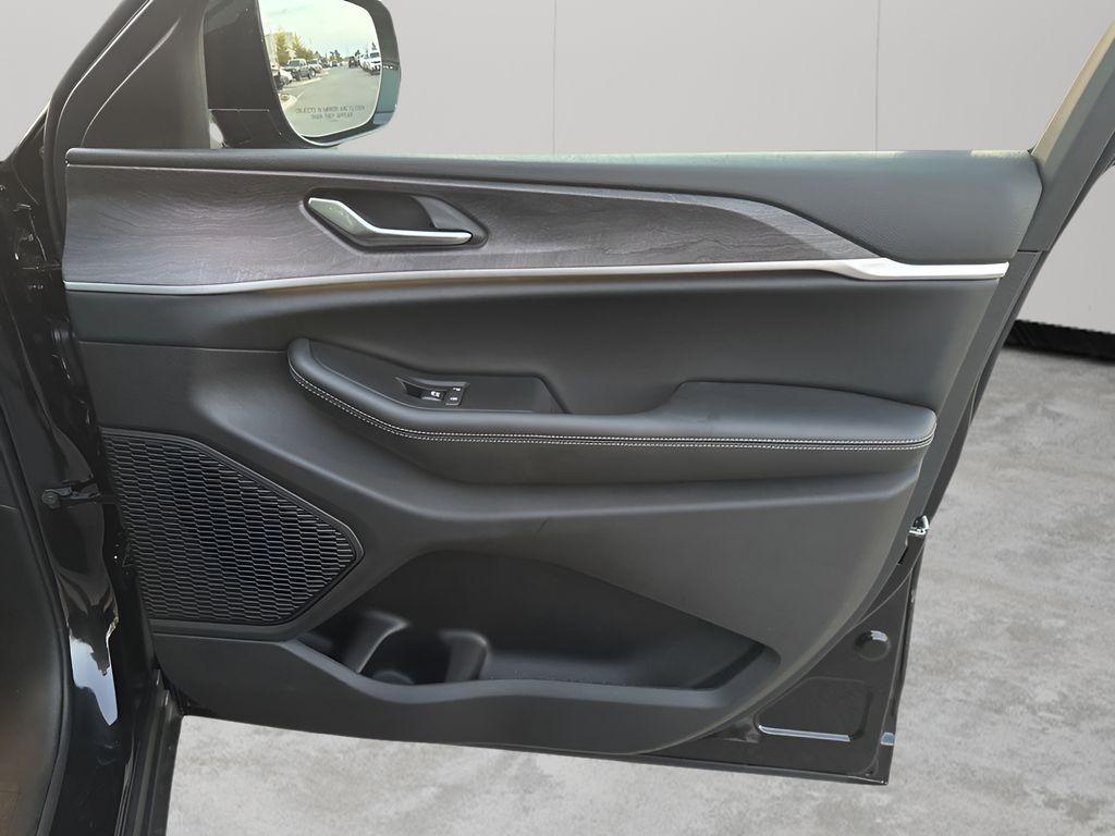 new 2025 Jeep Grand Cherokee car, priced at $37,313