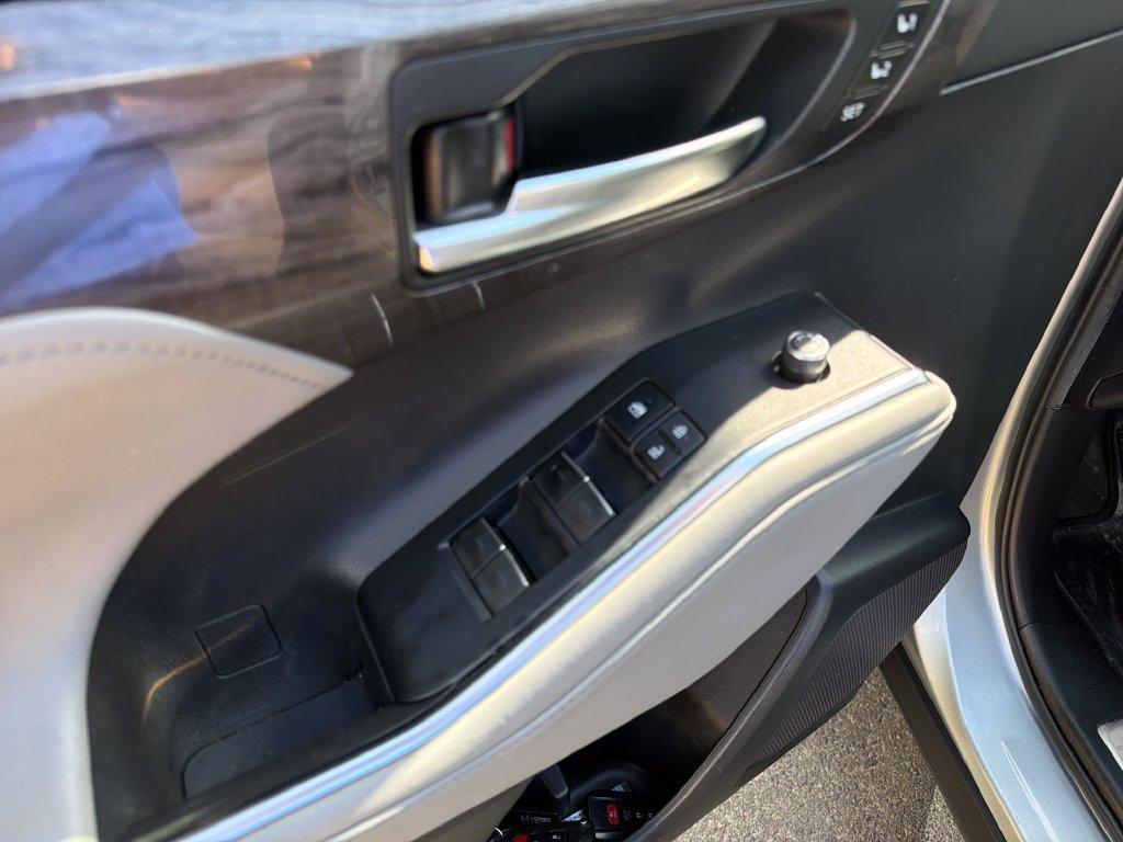 used 2020 Toyota Highlander Hybrid car, priced at $25,747