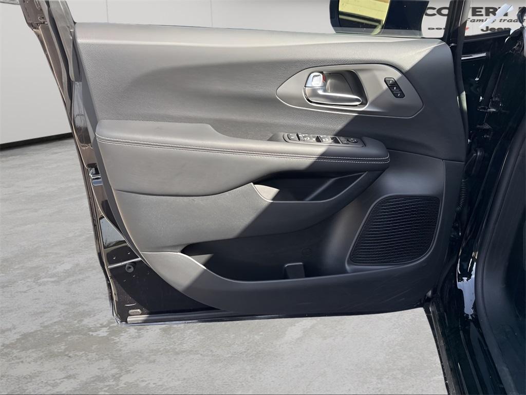 new 2025 Chrysler Pacifica car, priced at $45,315