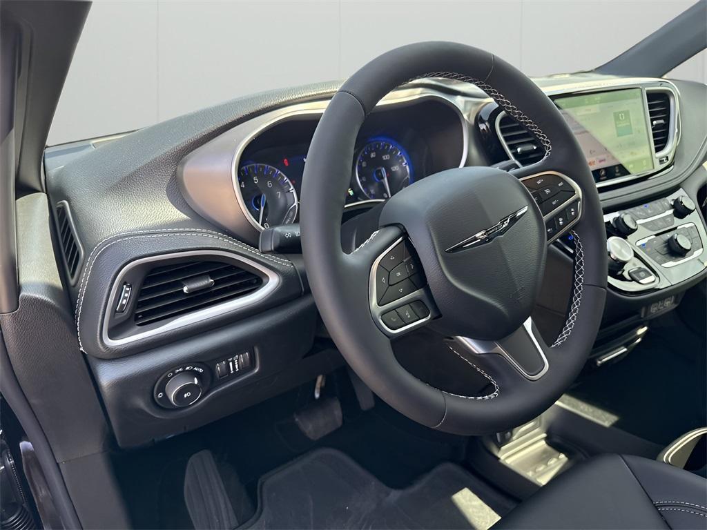 new 2025 Chrysler Pacifica car, priced at $45,315