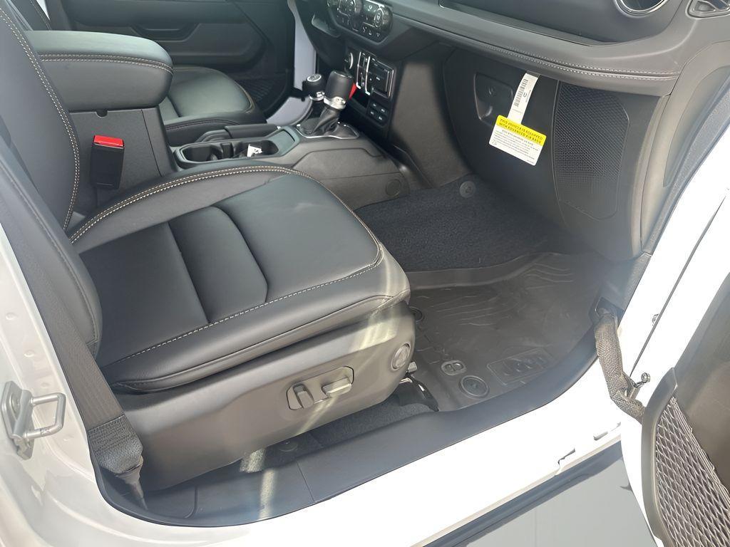 new 2025 Jeep Gladiator car, priced at $43,205