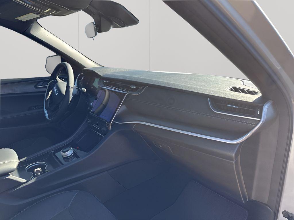 new 2025 Jeep Grand Cherokee car, priced at $37,904