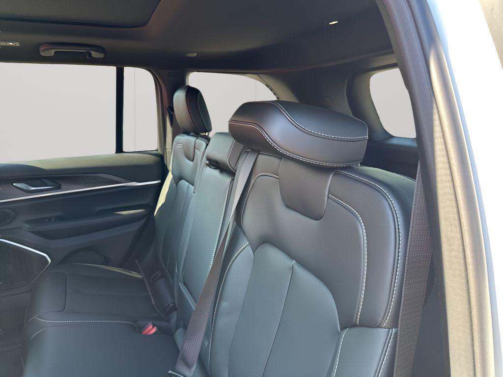 new 2026 Jeep Grand Cherokee car, priced at $47,577