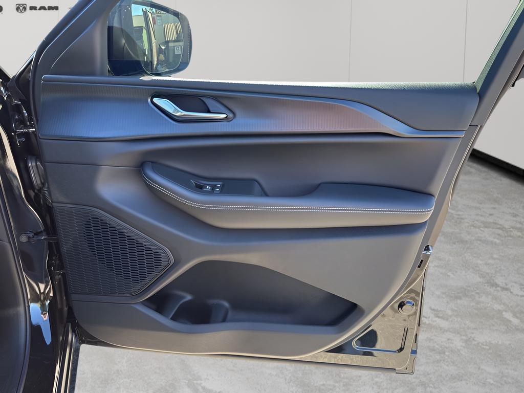 new 2025 Jeep Grand Cherokee car, priced at $38,980