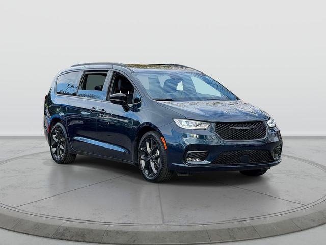 used 2025 Chrysler Pacifica car, priced at $35,990